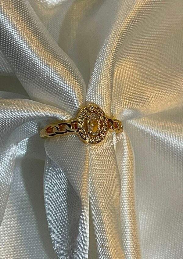 Anillo Emblema Zirconeano Dorado