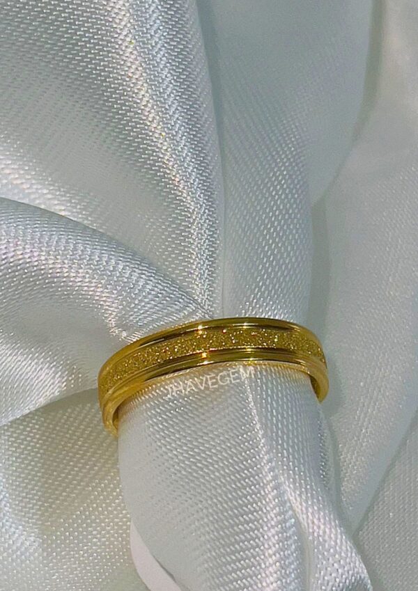 Anillo Clásico Dorado Brillante
